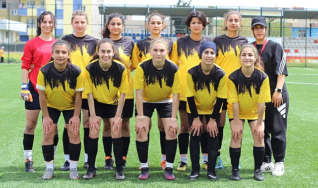 Mustafa hocanın kızları grubunu şampiyon bitirdi 