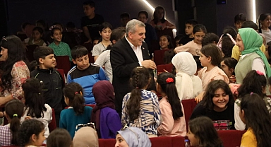 Öğrencilerden Başkan Beyazgül’e sevgi seli