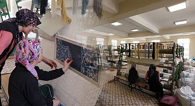 Şanlıurfa kırsalında kadınlar el emeği halılar üretiyor