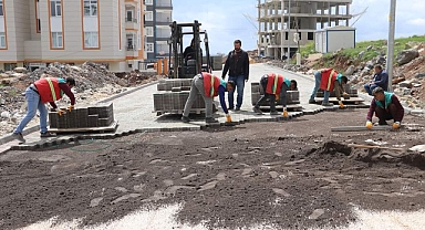 Seyrantepe’de yollar parkeyle döşeniyor