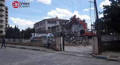 Urfa’da depremden hasar alan okulun yıkım çalışmaları başladı