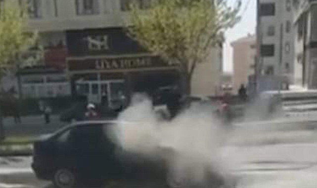 Urfa'da seyir halindeki araçta çıkan yangın paniğe neden oldu