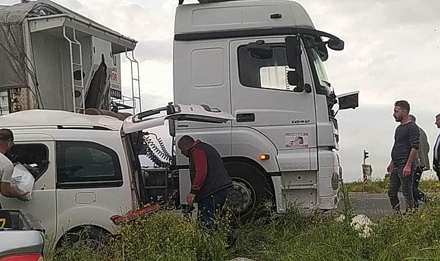 Urfa'da TIR, ticari araca çarptı