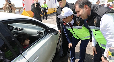 Vali Ayhan, trafik uygulama noktasında vatandaşlarla bayramlaştı