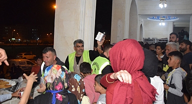 Viranşehir Belediyesi Kadir Gecesi’nde kandil simidi dağıttı