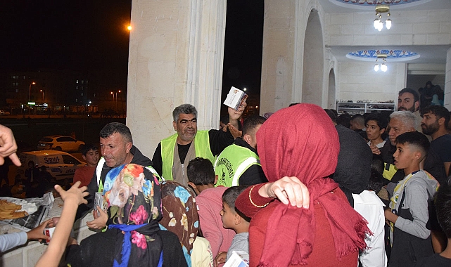 Viranşehir Belediyesi Kadir Gecesi’nde kandil simidi dağıttı