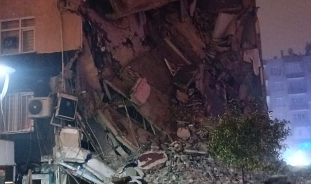 Ağır hasarlı bina çöktü! Olay yerine ekipler sevk edildi