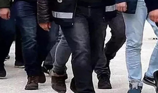 Aranan 3 kişi oy kullanırken yakalandı