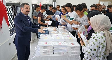 Başkan Baydilli, öğrencilerle buluştu kitap seti hediye etti