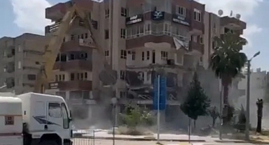 Depremden hasar alan binanin yıkım çalışmalarına başlanıldı 