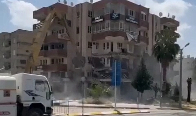 Depremden hasar alan binanin yıkım çalışmalarına başlanıldı