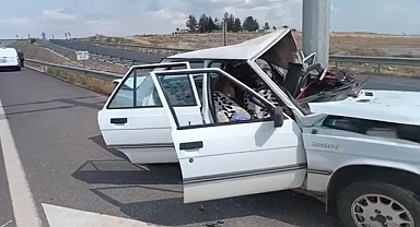 Direğe çarpan araç ikiye katlandı! İki kişi yaralandı