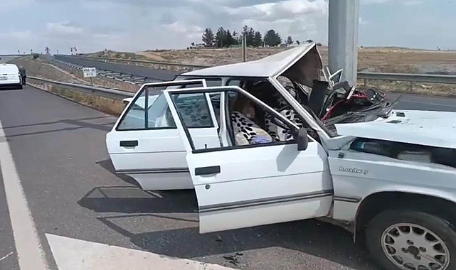 Direğe çarpan araç ikiye katlandı! İki kişi yaralandı