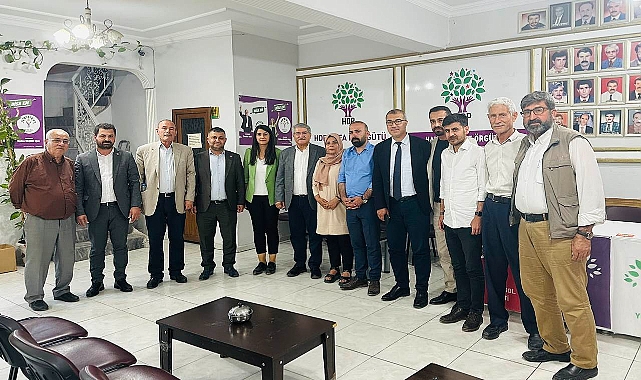Eski Bakandan Urfa HDP'ye ziyaret