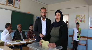 Ferit Şenyaşar ve annesi Emine Şenyaşar oyunu kullandı