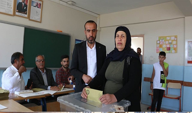 Ferit Şenyaşar ve annesi Emine Şenyaşar oyunu kullandı