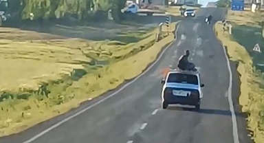 Hilvan'da bir kişi aracın tavanında seyahat etti