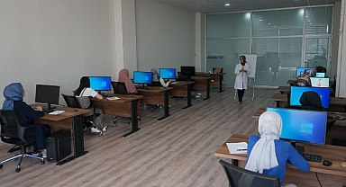 Karaköprü'de kadınlar temel bilgisayar eğitimi alıyor