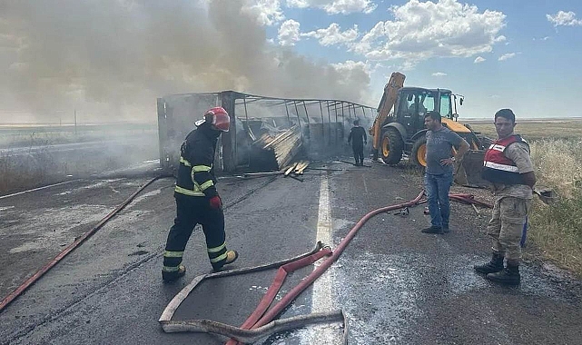 Kontrolden çıkan tır devrildikten sonra alev alarak yandı