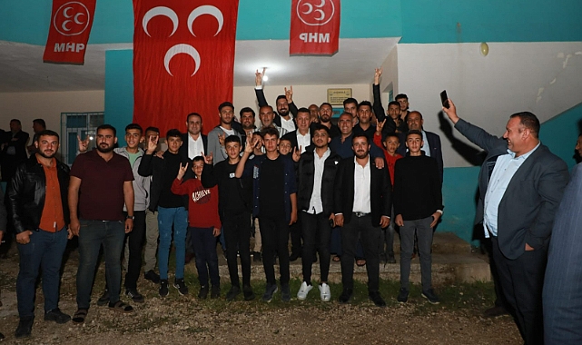 MHP’li adaylar mahalle mahalle geziyor