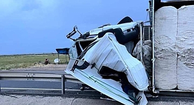 Pamuk balyası yüklü tır devrildi!