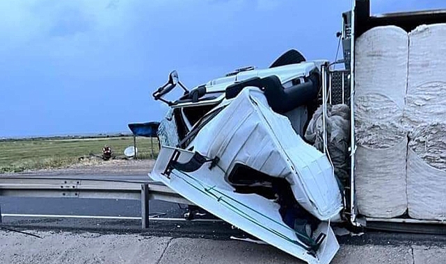 Pamuk balyası yüklü tır devrildi!