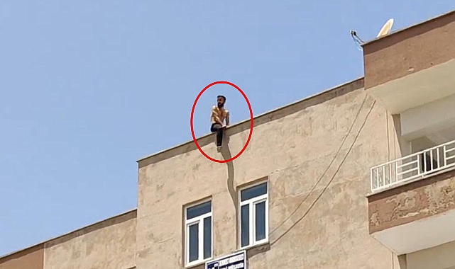 Şanlıurfa'da ayrılmak istemeyen şahıs çatıya çıktı!