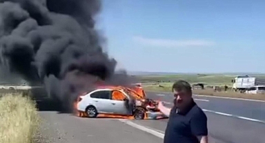 Şanlıurfa-Siverek yolunda otomobil alev topuna döndü!