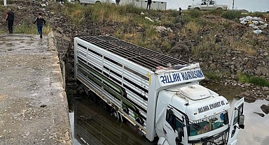 Siverek'te kamyon köprüden aşağı düştü!