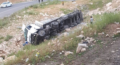 Urfa’da kontrolden çıkan TIR devrildi! Yaralılar var 