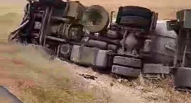 Urfa-viranşehir yolunda kaza! Tır şarampole yuvarlandı 