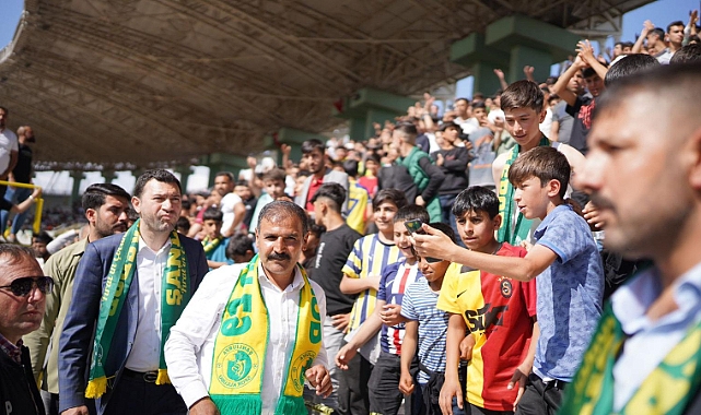 Urfaspor taraftarı Emin Yetim’i bağrına bastı