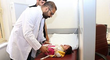 Uzmanından uyarı!  Bebeklerde kalça çıkığına neden oluyor