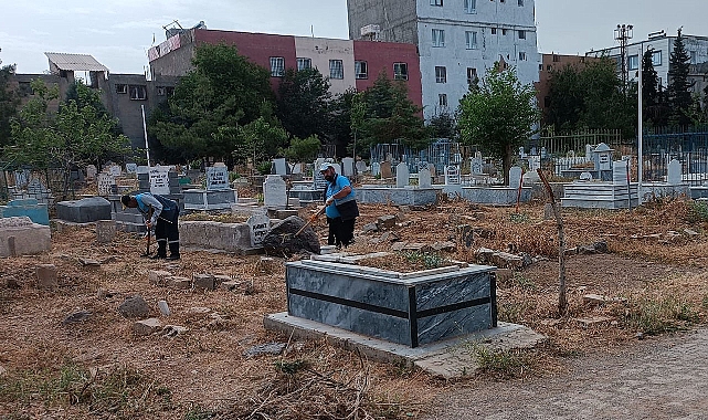 Viranşehir Belediyesi’nden mezarlıklarda genel temizlik çalışması