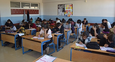 Viranşehir’de LGS’ye hazırlanan öğrencilere ücretsiz deneme sınavı