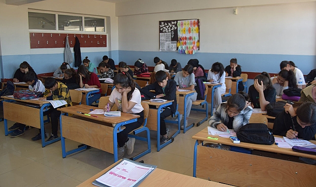 Viranşehir’de LGS’ye hazırlanan öğrencilere ücretsiz deneme sınavı