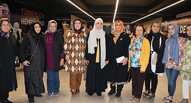 Yazmacı, vatandaşlarla kucaklaşmaya devam ediyor