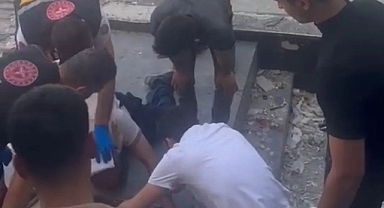 Ağır hasarlı binadan kopan beton parçası vatandaşın kafasına düştü