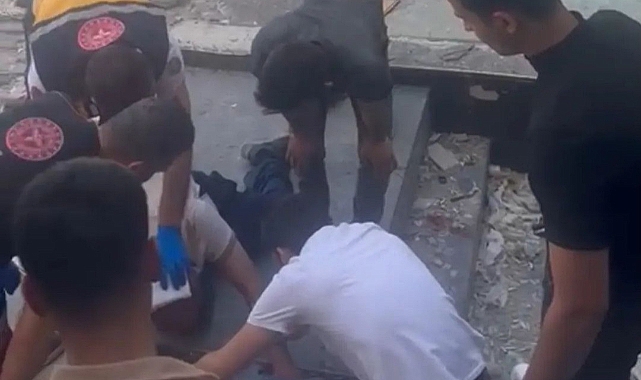 Ağır hasarlı binadan kopan beton parçası vatandaşın kafasına düştü