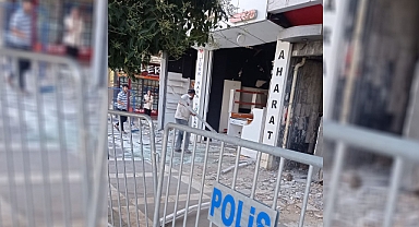 Bu ne sorumsuzluk! Ağır hasarlı binada hurda topluyorlar