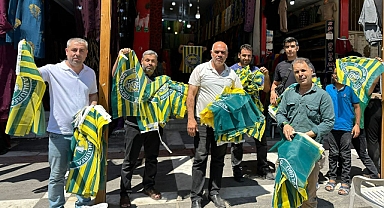 Büyükşehir Belediyesinden esnafa Şanlıurfaspor bayrağı