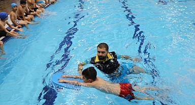 Haliliye Belediyesi ile çocuklar yüzme öğreniyor 