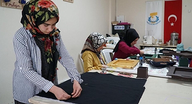 Haliliye’de anneler kursta, çocukları da kreşte öğreniyor 