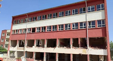Hilvan'da ağır hasarlı okulun yıkımına başlanıldı 