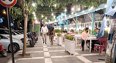 Karaköprü'de bir işletme kaldırımı işgal etti! CHP'den tepki geldi