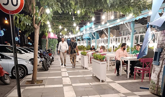 Karaköprü'de bir işletme kaldırımı işgal etti! CHP'den tepki geldi