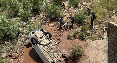 Kontrolden çıkan otomobil köprüden aşağı uçtu! 