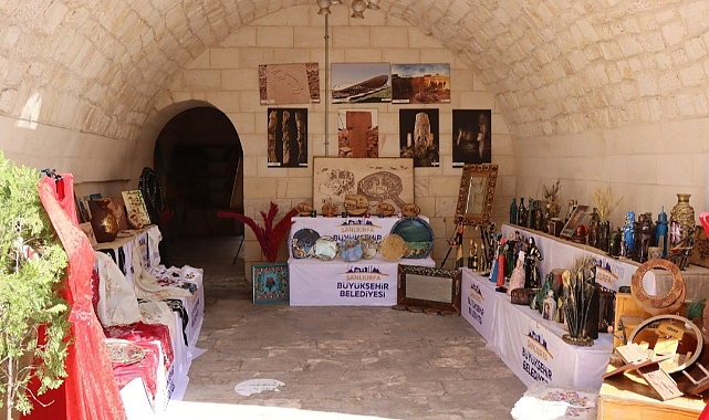 Sanat sokağında el sanatları sergisi