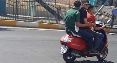 Urfa’da anayol üzerinde canlarını hiçe sayan 3 çocuk trafiği tehlikeye attı