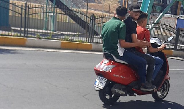 Urfa’da anayol üzerinde canlarını hiçe sayan 3 çocuk trafiği tehlikeye attı